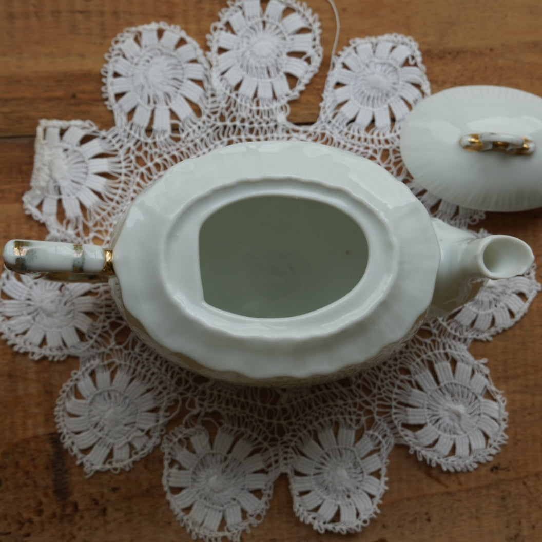 Petite théière "Lorna" en porcelaine anglaise blanche et dorée de forme ovale