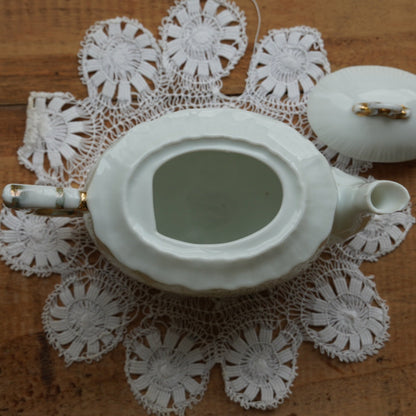 Petite théière "Lorna" en porcelaine anglaise blanche et dorée de forme ovale