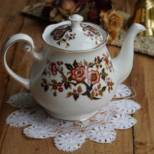 Théière "Hayley" en porcelaine anglaise fleurie et dorée Colclough