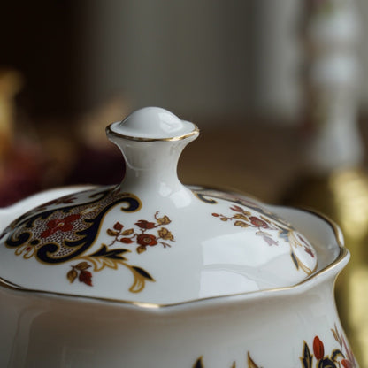 Théière "Hayley" en porcelaine anglaise fleurie et dorée Colclough