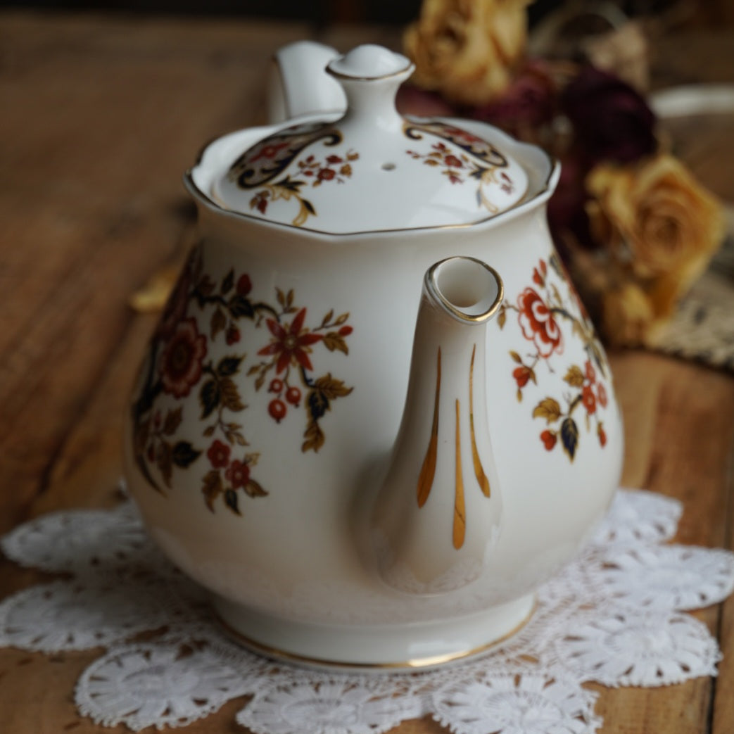 Théière "Hayley" en porcelaine anglaise fleurie et dorée Colclough