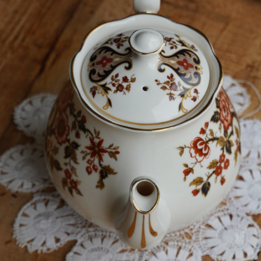 Théière "Hayley" en porcelaine anglaise fleurie et dorée Colclough