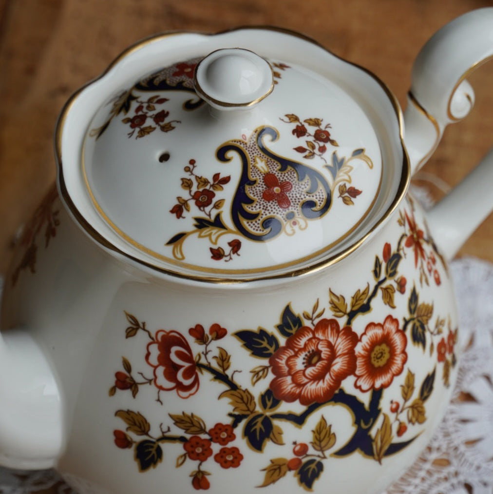 Théière "Hayley" en porcelaine anglaise fleurie et dorée Colclough