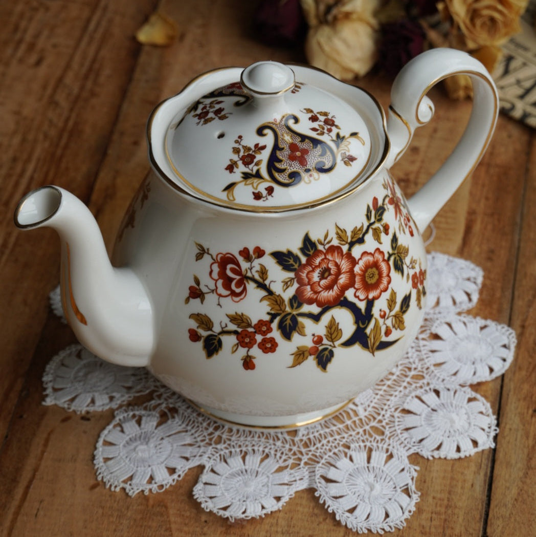 Théière "Hayley" en porcelaine anglaise fleurie et dorée Colclough