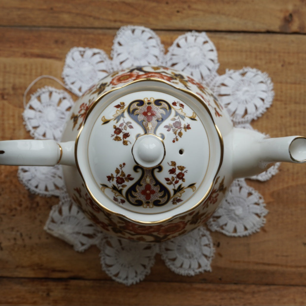 Théière "Hayley" en porcelaine anglaise fleurie et dorée Colclough