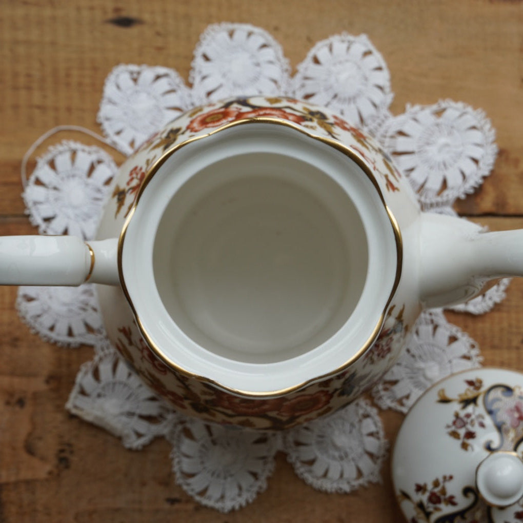 Théière "Hayley" en porcelaine anglaise fleurie et dorée Colclough