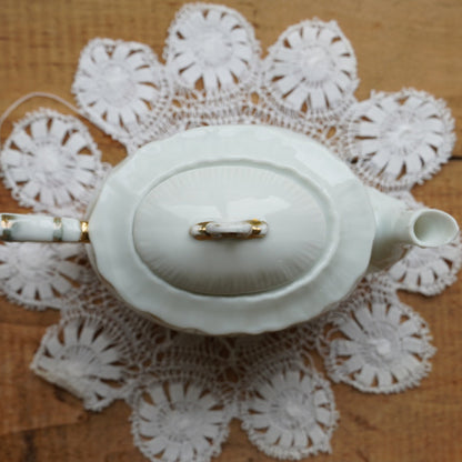 Petite théière "Lorna" en porcelaine anglaise blanche et dorée de forme ovale