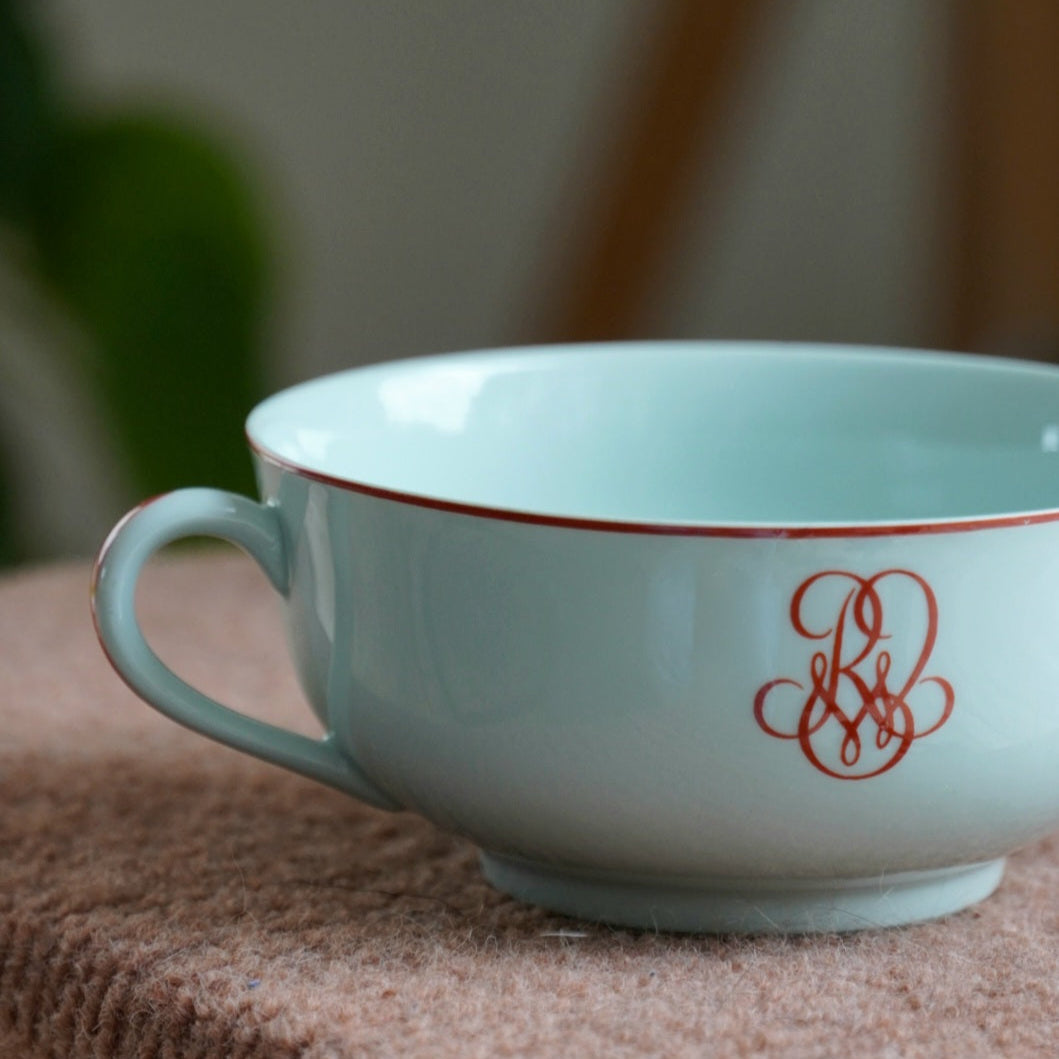 Tasse "Ragnetrude" à deux anses en porcelaine de Limoges Raynaud
