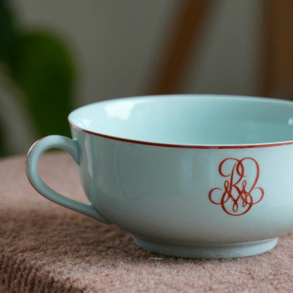 Tasse "Ragnetrude" à deux anses en porcelaine de Limoges Raynaud