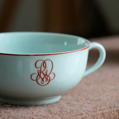 Tasse "Ragnetrude" à deux anses en porcelaine de Limoges Raynaud