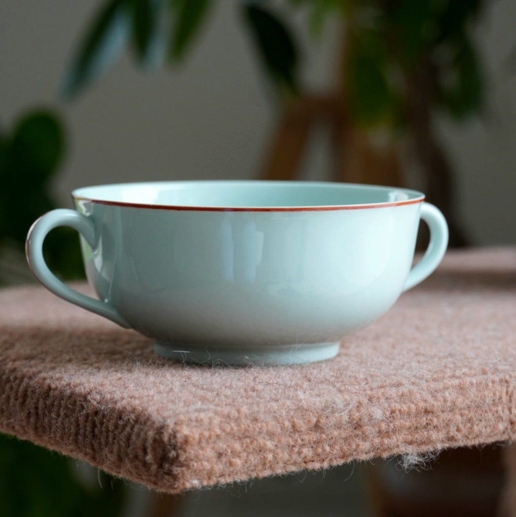 Tasse "Ragnetrude" à deux anses en porcelaine de Limoges Raynaud