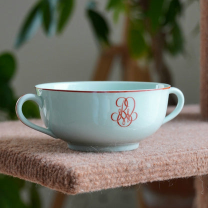 Tasse "Ragnetrude" à deux anses en porcelaine de Limoges Raynaud