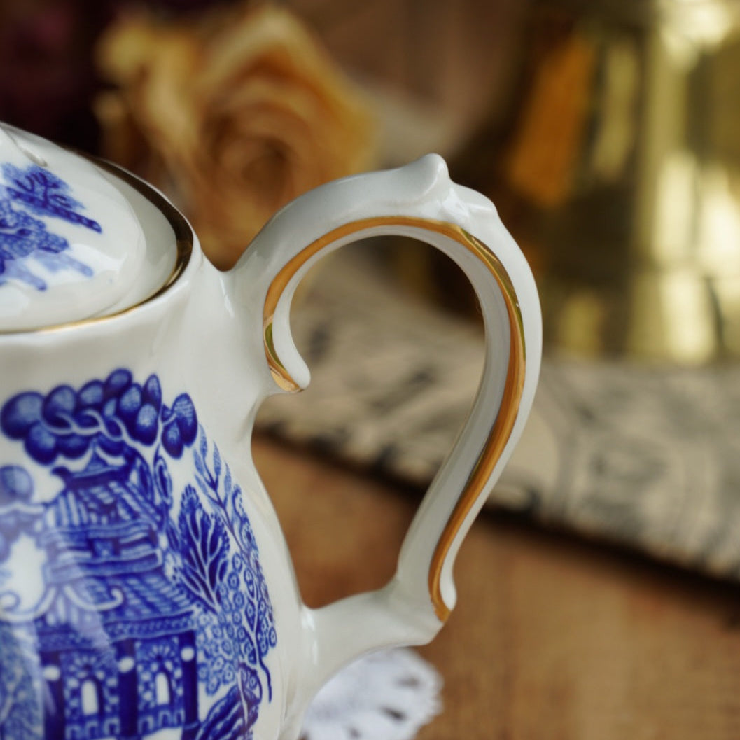 Petite théière "Leanne" en porcelaine anglaise aux motifs orientaux bleutés et dorés Sadler