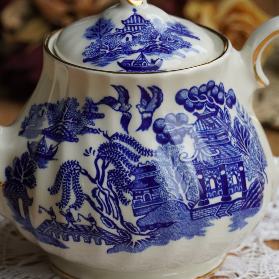 Petite théière "Leanne" en porcelaine anglaise aux motifs orientaux bleutés et dorés Sadler
