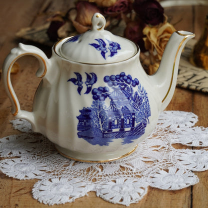 Petite théière "Leanne" en porcelaine anglaise aux motifs orientaux bleutés et dorés Sadler