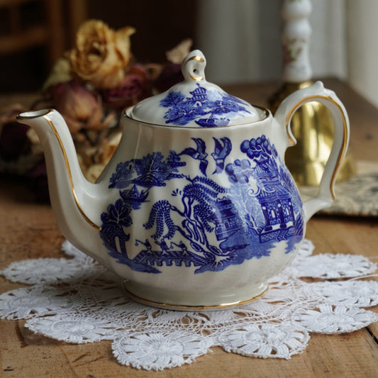 Petite théière "Leanne" en porcelaine anglaise aux motifs orientaux bleutés et dorés Sadler