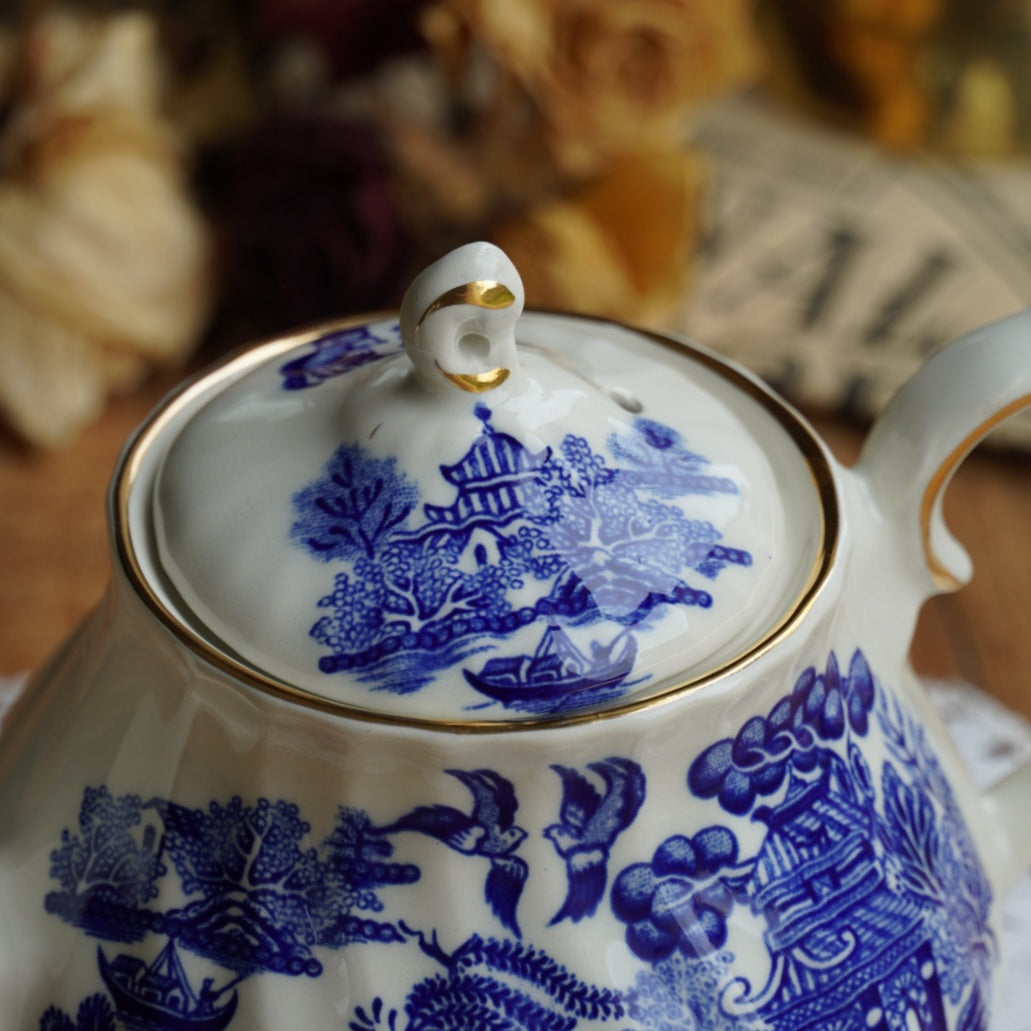 Petite théière "Leanne" en porcelaine anglaise aux motifs orientaux bleutés et dorés Sadler