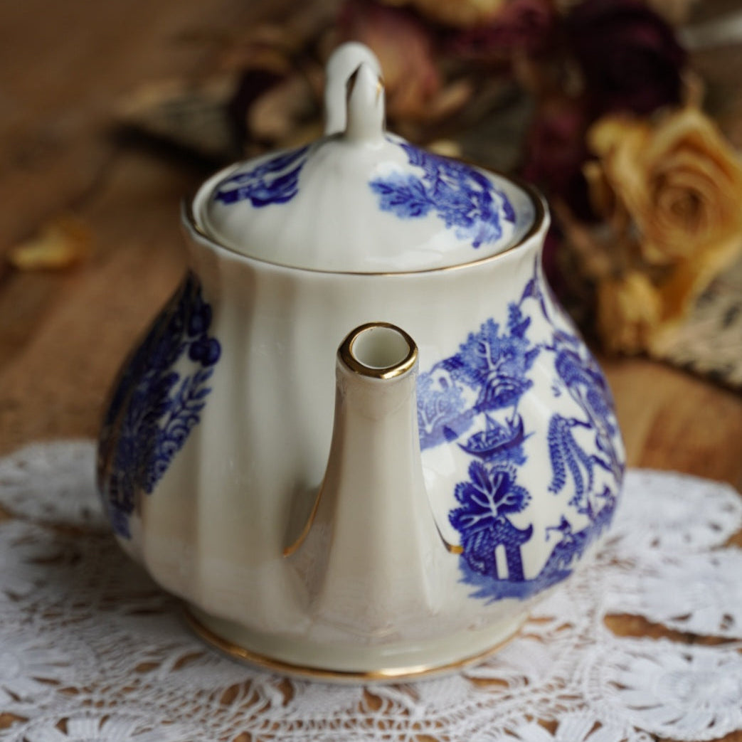Petite théière "Leanne" en porcelaine anglaise aux motifs orientaux bleutés et dorés Sadler