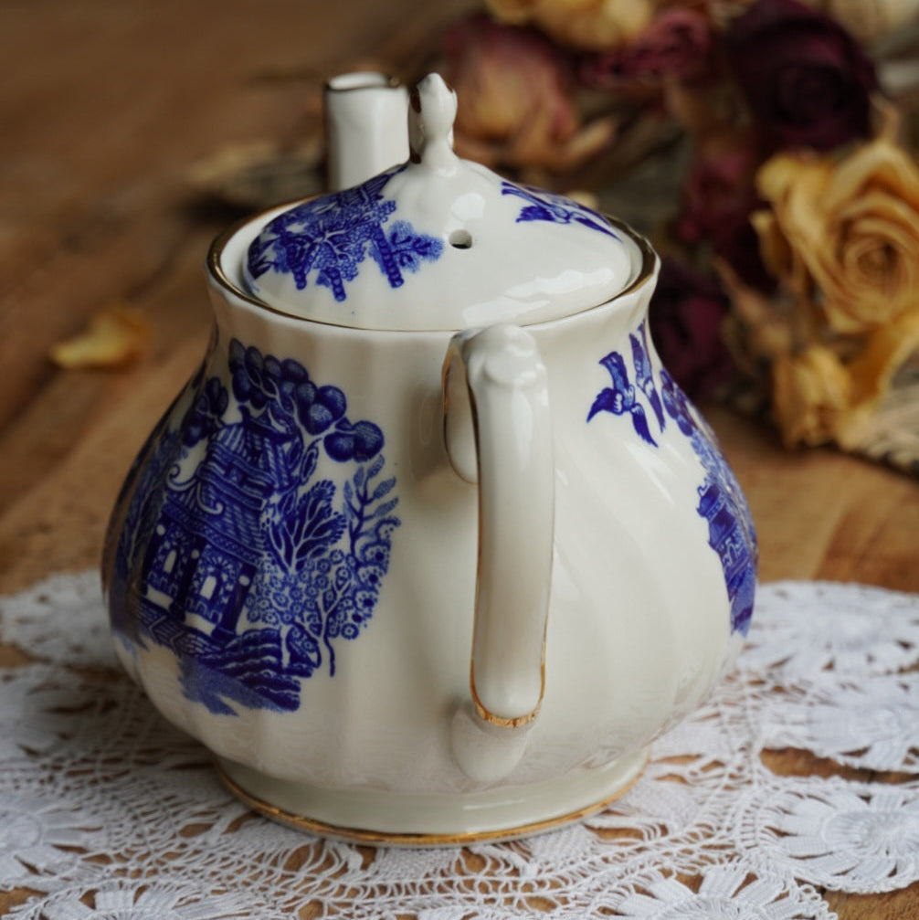 Petite théière "Leanne" en porcelaine anglaise aux motifs orientaux bleutés et dorés Sadler