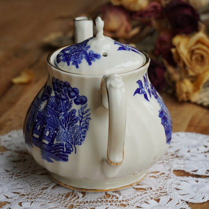 Petite théière "Leanne" en porcelaine anglaise aux motifs orientaux bleutés et dorés Sadler