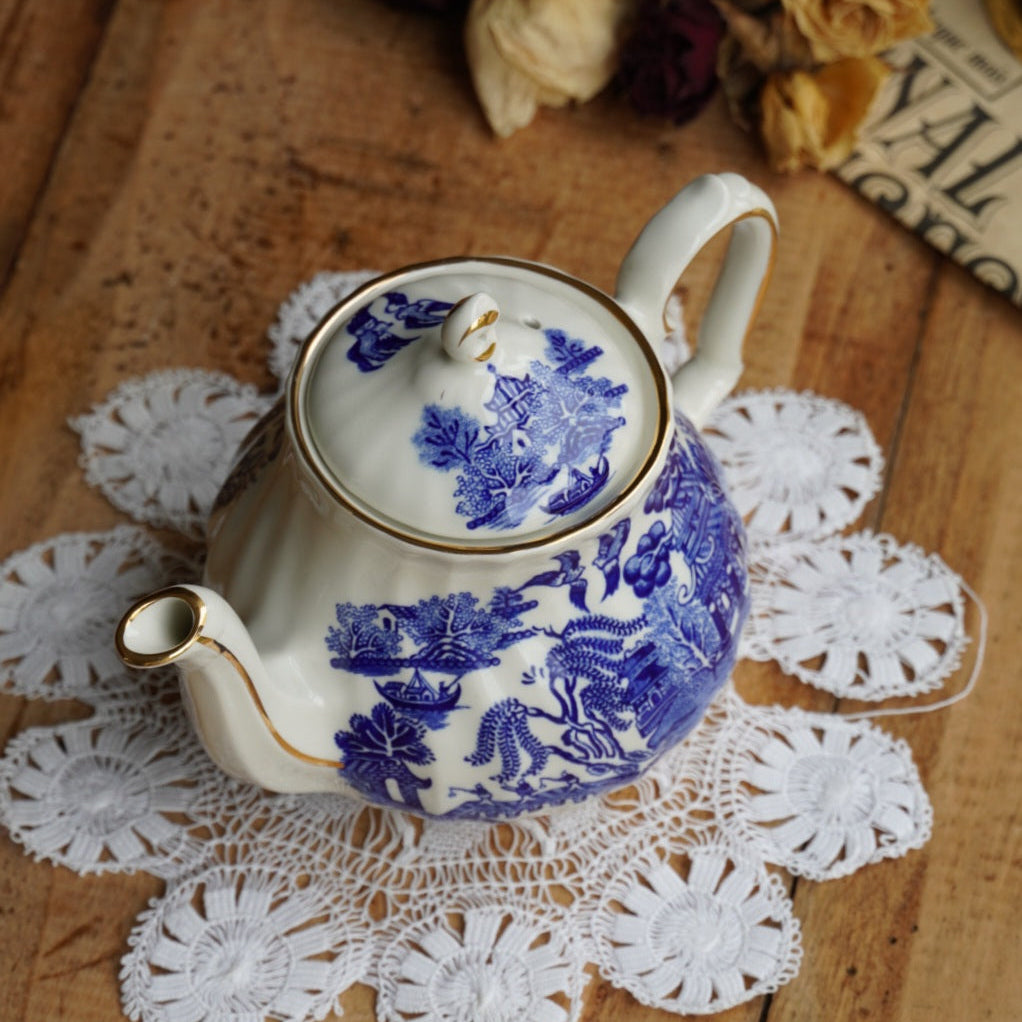 Petite théière "Leanne" en porcelaine anglaise aux motifs orientaux bleutés et dorés Sadler