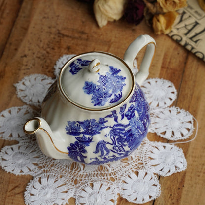 Petite théière "Leanne" en porcelaine anglaise aux motifs orientaux bleutés et dorés Sadler