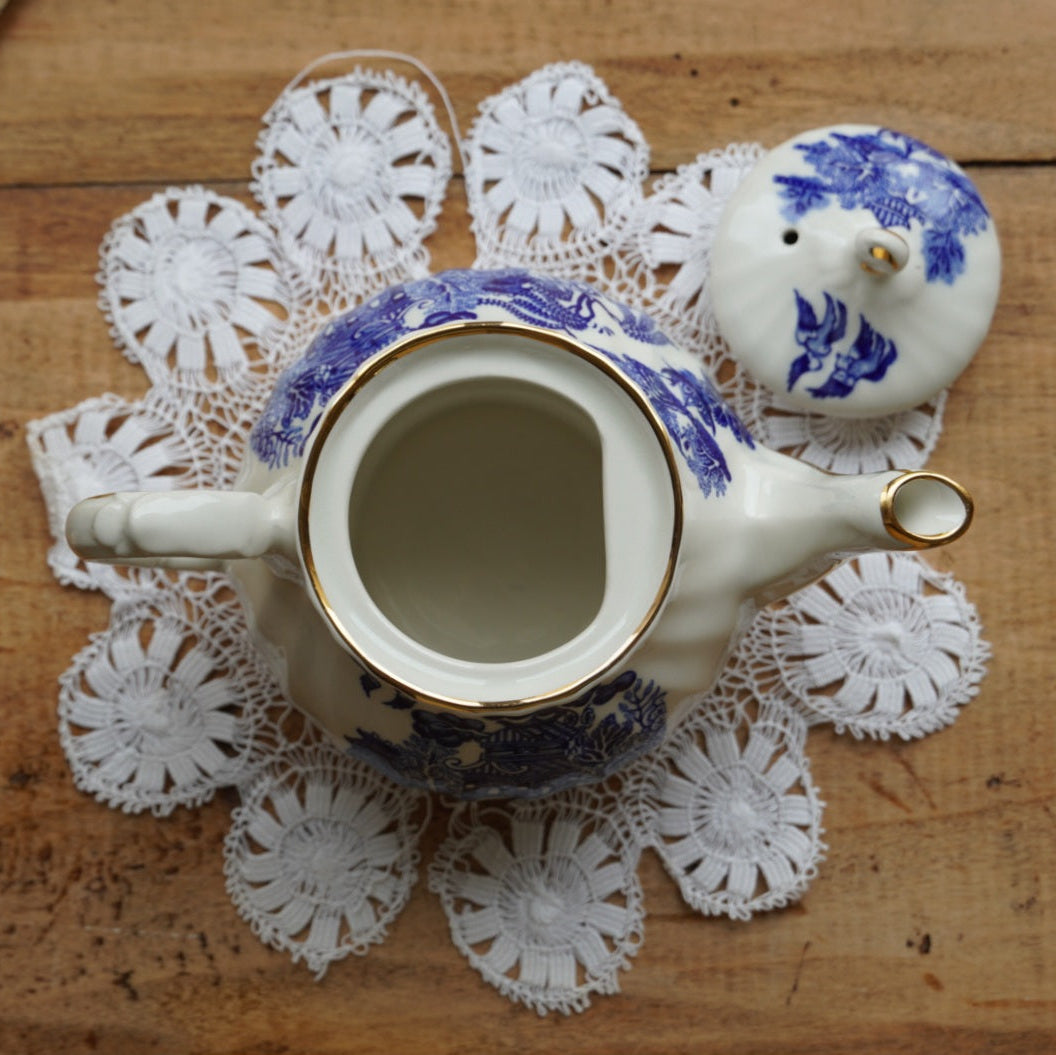 Petite théière "Leanne" en porcelaine anglaise aux motifs orientaux bleutés et dorés Sadler