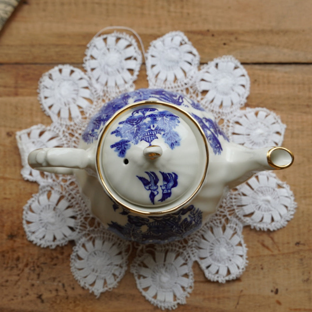 Petite théière "Leanne" en porcelaine anglaise aux motifs orientaux bleutés et dorés Sadler
