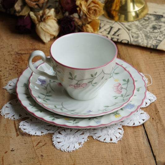 Tasse "Amy" et son assiette à gâteau en céramique anglaise fleurie Johnson Brothers modèle Summer Chintz