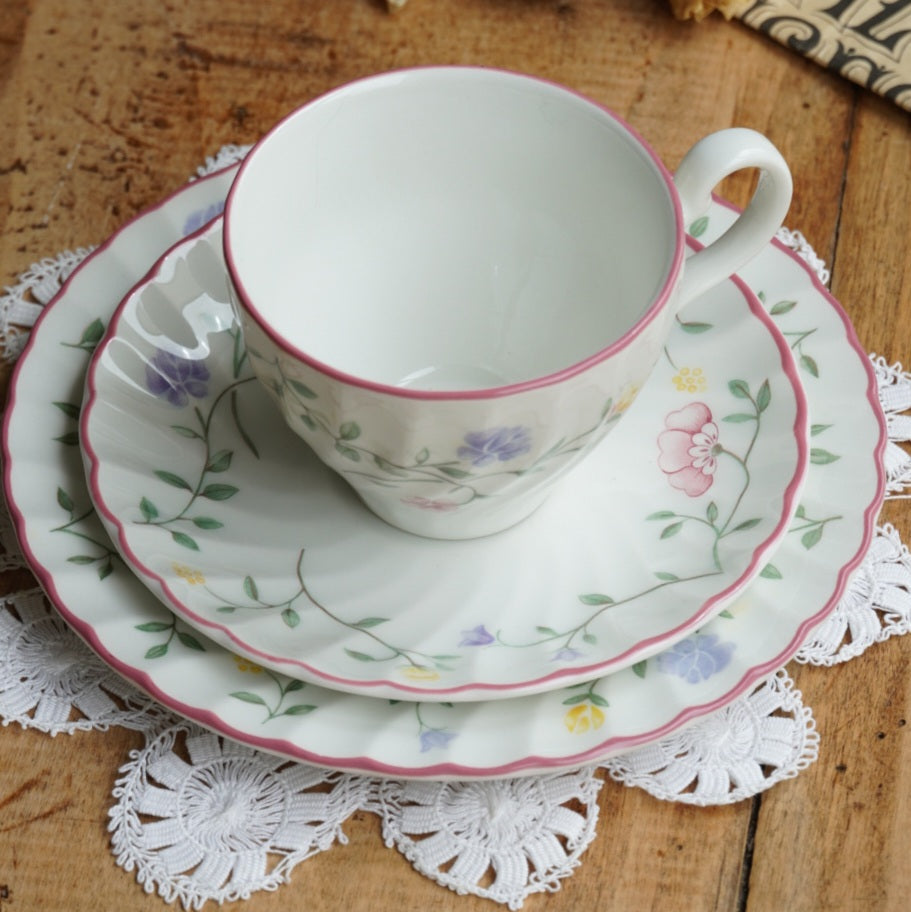 Tasse "Amy" et son assiette à gâteau en céramique anglaise fleurie Johnson Brothers modèle Summer Chintz