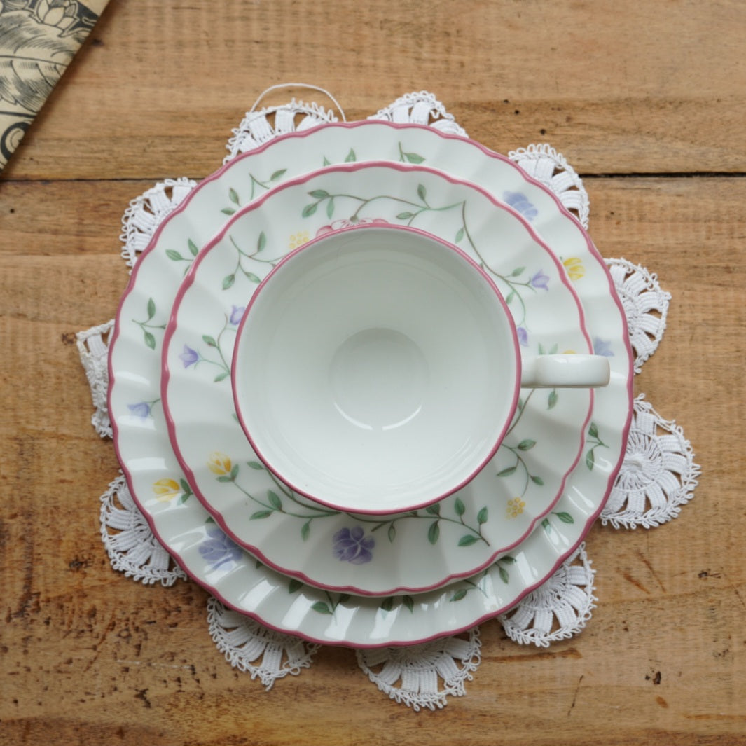 Tasse "Amy" et son assiette à gâteau en céramique anglaise fleurie Johnson Brothers modèle Summer Chintz