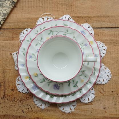 Tasse "Amy" et son assiette à gâteau en céramique anglaise fleurie Johnson Brothers modèle Summer Chintz