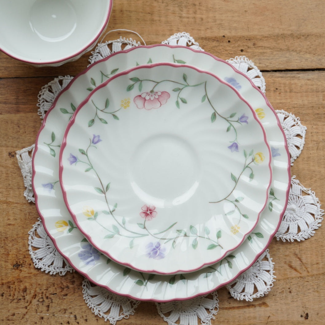 Tasse "Amy" et son assiette à gâteau en céramique anglaise fleurie Johnson Brothers modèle Summer Chintz