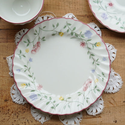 Tasse "Amy" et son assiette à gâteau en céramique anglaise fleurie Johnson Brothers modèle Summer Chintz