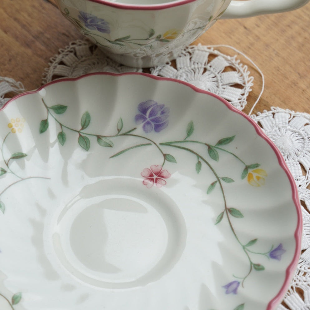 Tasse "Amy" en céramique anglaise fleurie Johnson Brothers modèle Summer Chintz
