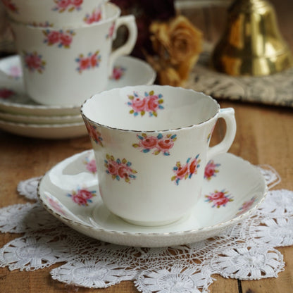 Tasses "Imogen" en porcelaine anglaise fleurie et dorée (lot de 4)
