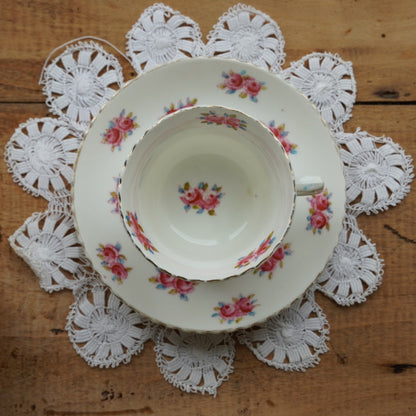 Tasses "Imogen" en porcelaine anglaise fleurie et dorée (lot de 4)