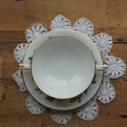 Tasse "June" à deux anses en porcelaine anglaise fleurie et dorée Royal Worcester modèle June Garland