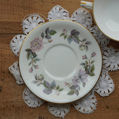 Tasse "June" à deux anses en porcelaine anglaise fleurie et dorée Royal Worcester modèle June Garland