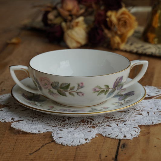 Tasse "June" à deux anses en porcelaine anglaise fleurie et dorée Royal Worcester modèle June Garland