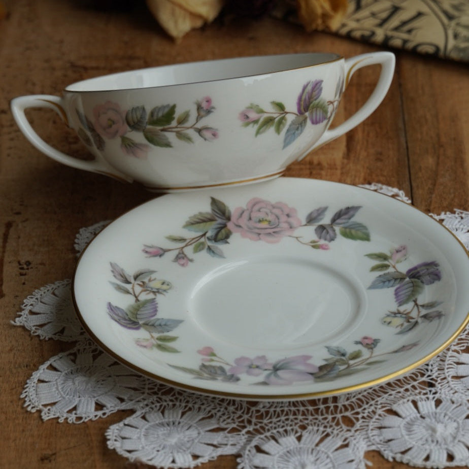 Tasse "June" à deux anses en porcelaine anglaise fleurie et dorée Royal Worcester modèle June Garland