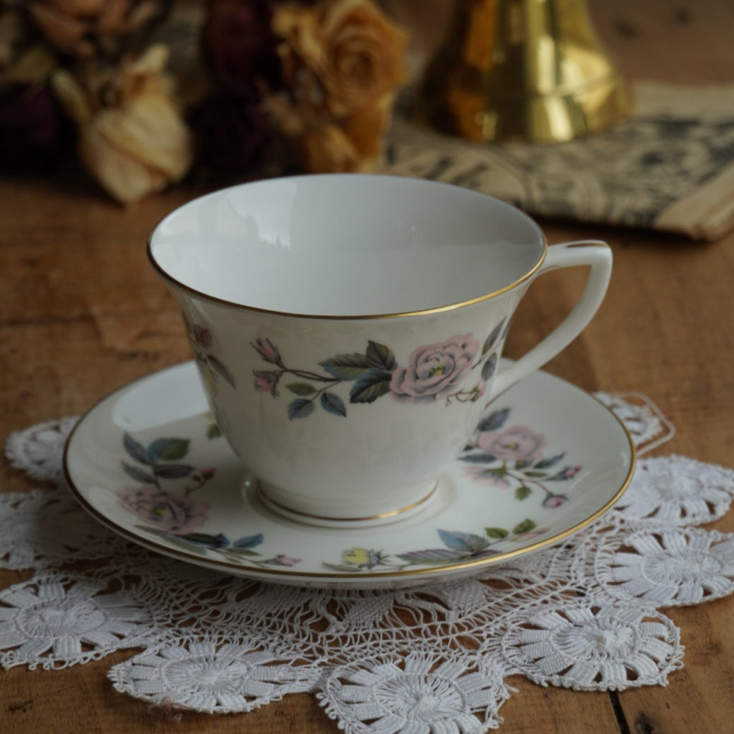 Tasse "June" en porcelaine anglaise fleurie et dorée Royal Worcester modèle June Garland
