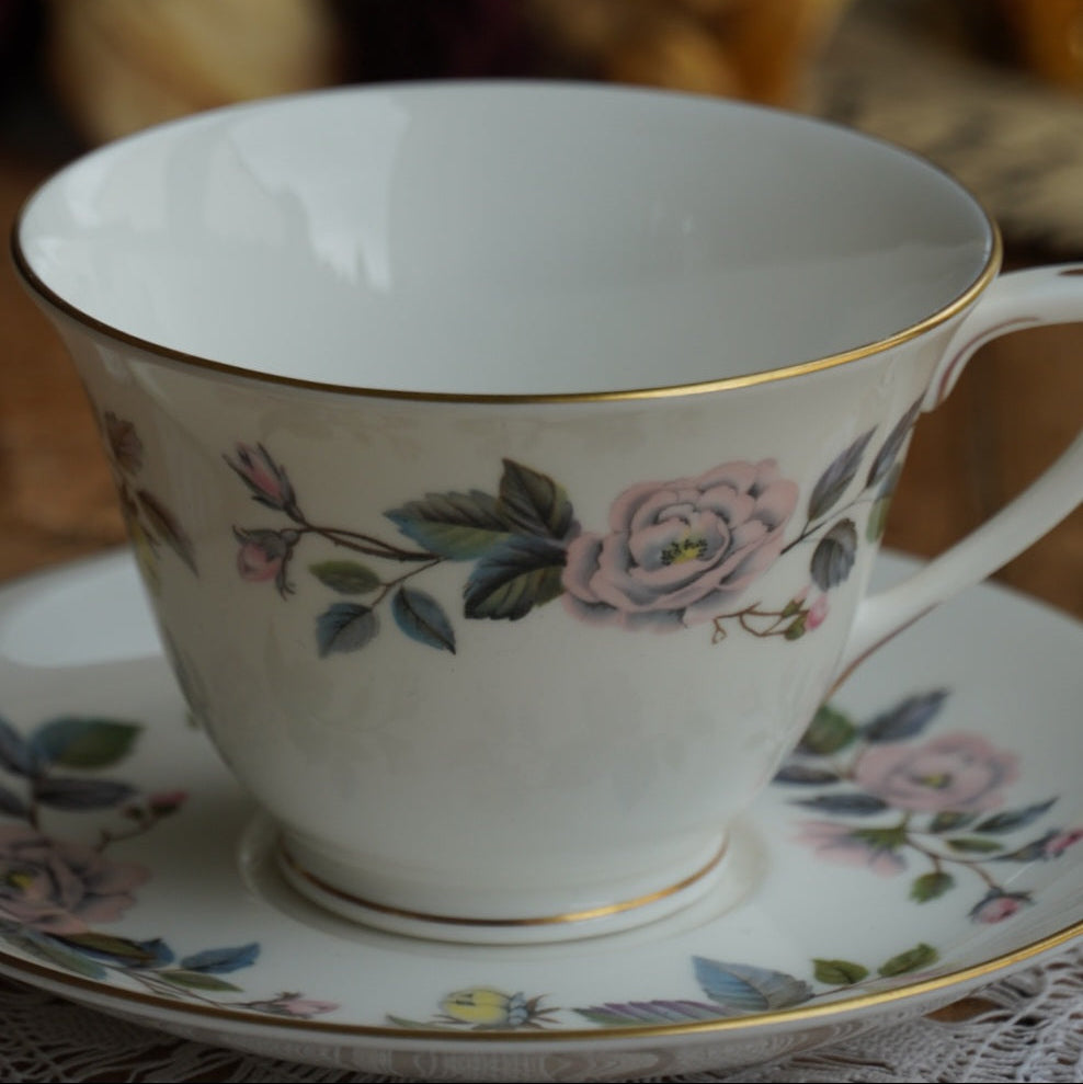Tasse "June" en porcelaine anglaise fleurie et dorée Royal Worcester modèle June Garland