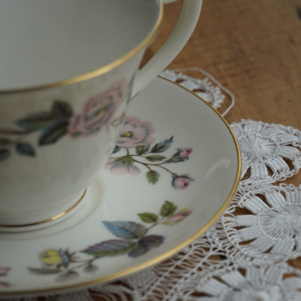 Tasse "June" en porcelaine anglaise fleurie et dorée Royal Worcester modèle June Garland