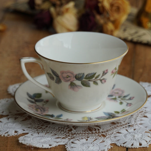 Tasse "June" en porcelaine anglaise fleurie et dorée Royal Worcester modèle June Garland
