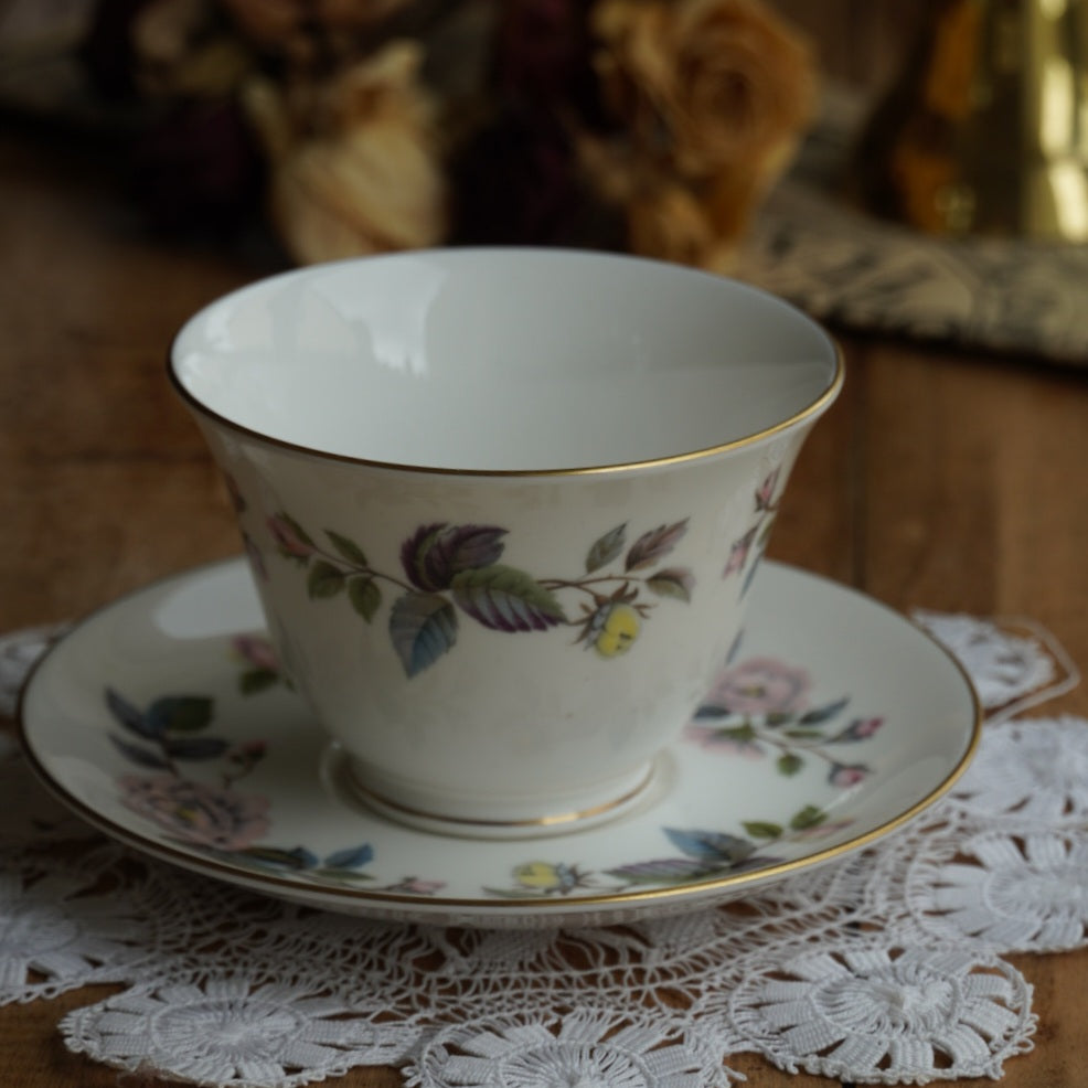 Tasse "June" en porcelaine anglaise fleurie et dorée Royal Worcester modèle June Garland