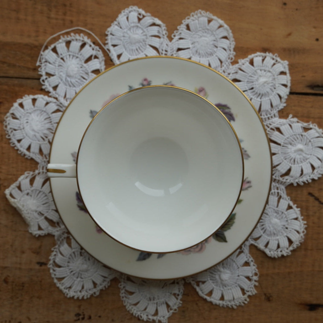 Tasse "June" en porcelaine anglaise fleurie et dorée Royal Worcester modèle June Garland