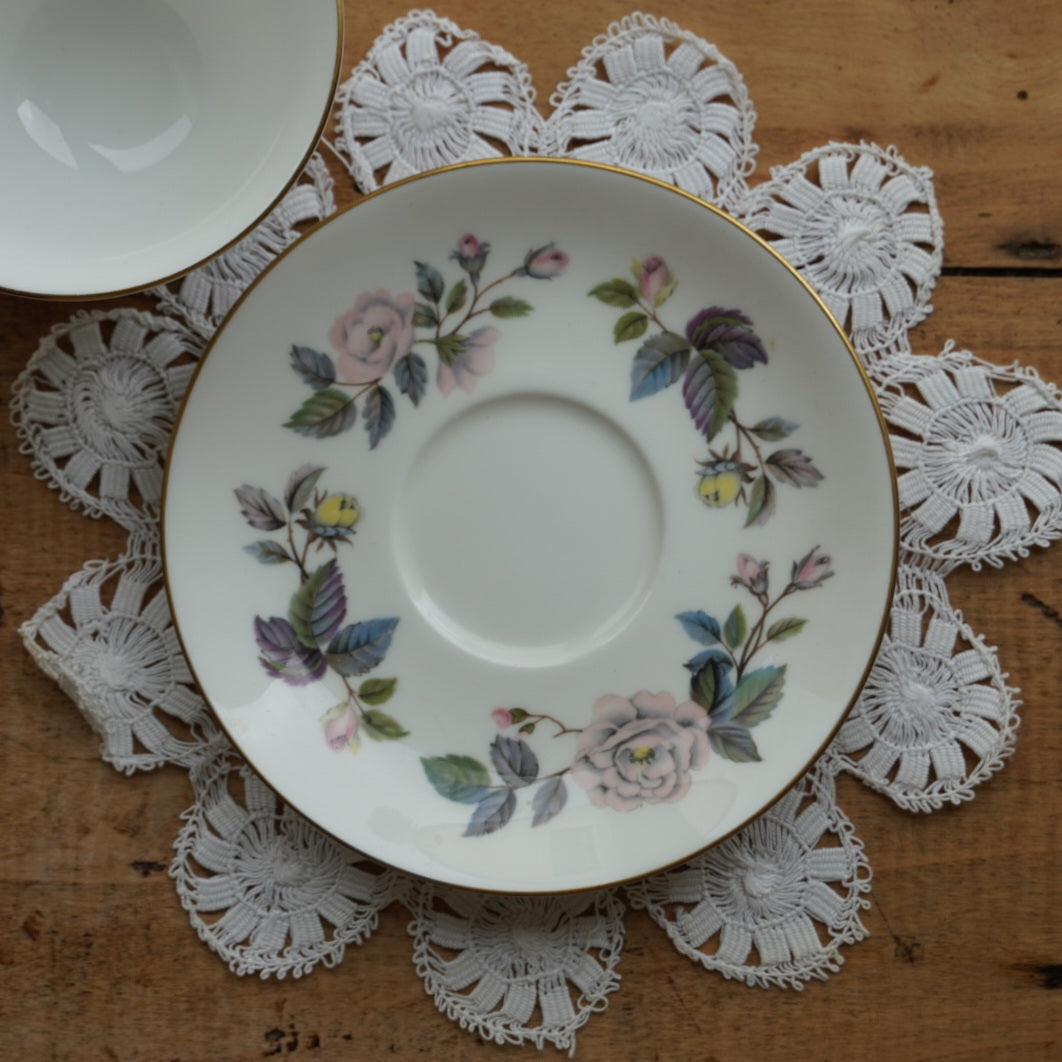 Tasse "June" en porcelaine anglaise fleurie et dorée Royal Worcester modèle June Garland