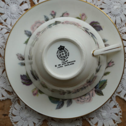 Tasse "June" à deux anses en porcelaine anglaise fleurie et dorée Royal Worcester modèle June Garland