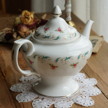 Grande théière "Arlene" en porcelaine anglaise fleurie et dorée Crown Staffordshire modèle Wentworth